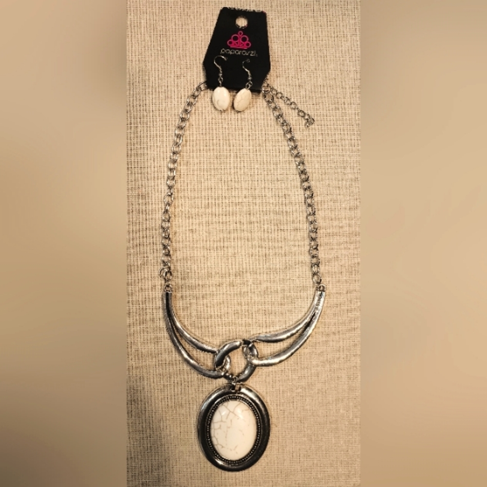 Paparazzi Necklace and Earring Set